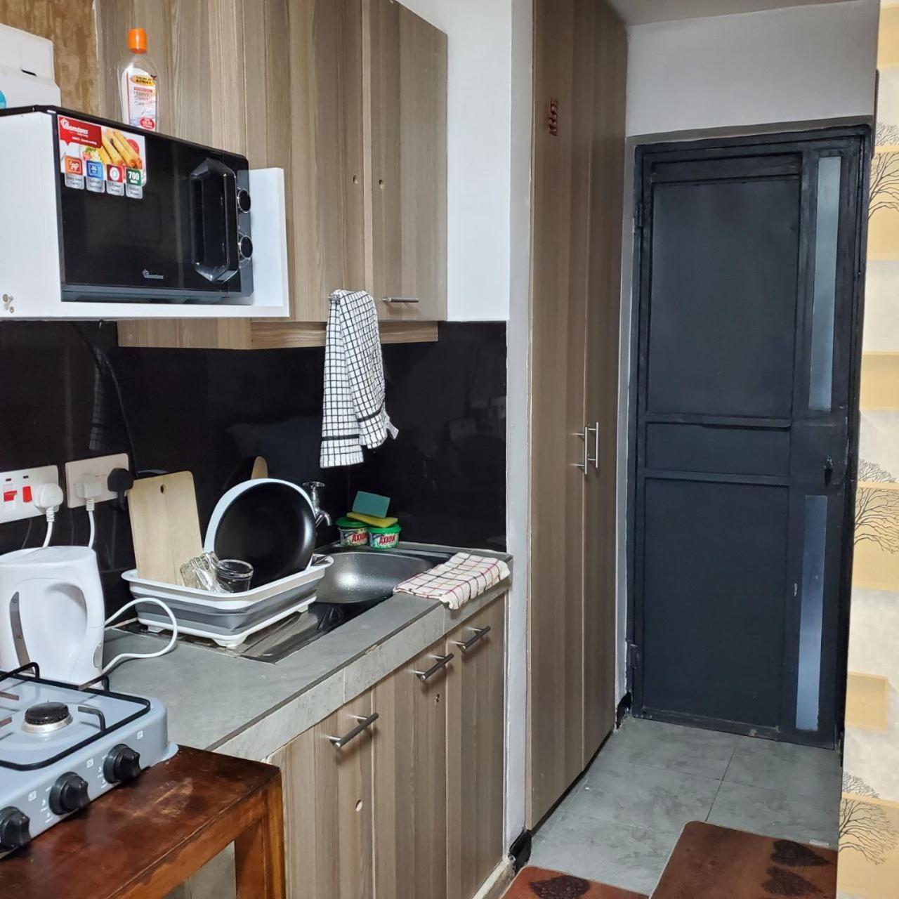 Lovely & Cozy Compact Studio Near Airport With Rooftop View Apartman Nairobi Kültér fotó