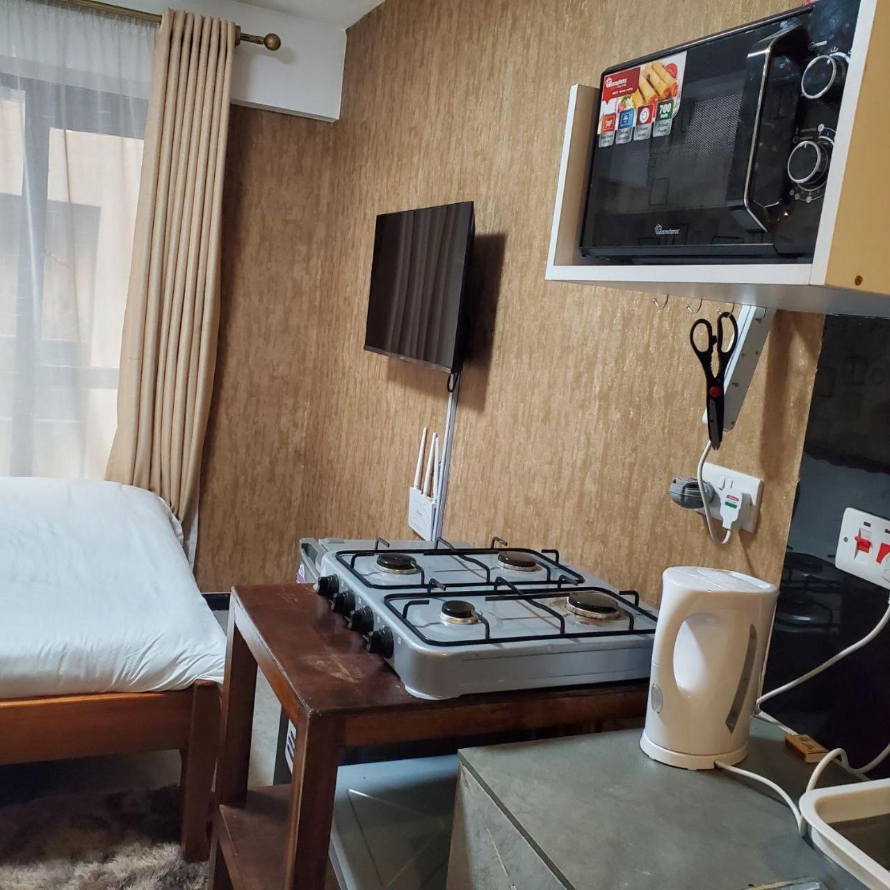 Lovely & Cozy Compact Studio Near Airport With Rooftop View Apartman Nairobi Kültér fotó